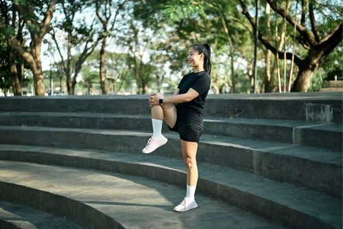 Warming up before exercising to avoid strains