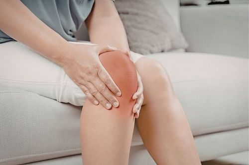 A cold compress reduces inflammation and muscle strain in the injured area