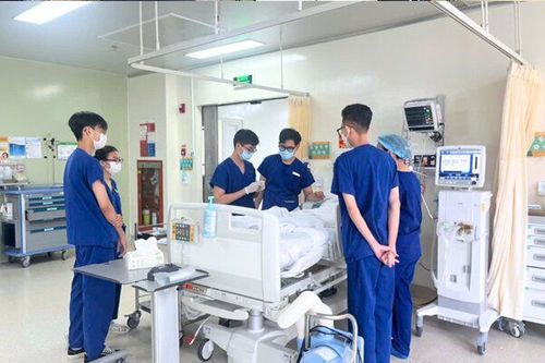 Sinh viên điều dưỡng thực hành chăm sóc bệnh nhân dưới sự giám sát chuyên môn của đội ngũ điều dưỡng giàu kinh nghiệm