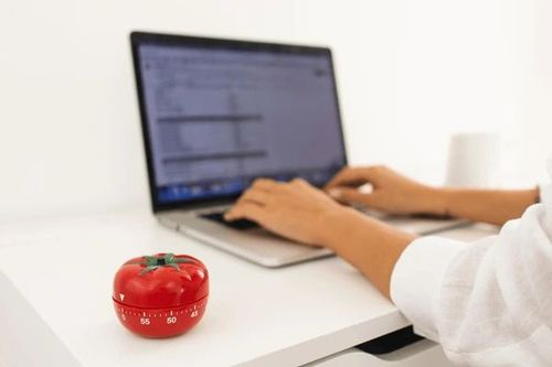 The Pomodoro Technique helps optimize focus by structuring work into short intervals alternating with breaks