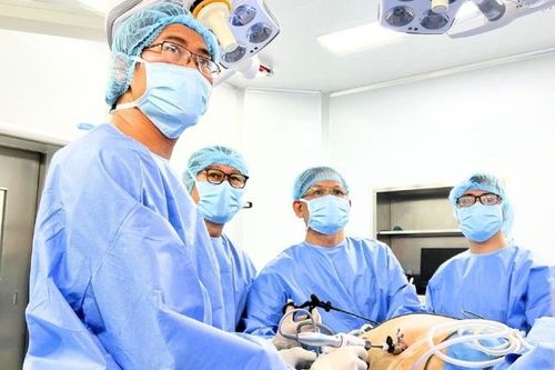 TS.BS Mai Đức Hùng cùng ê-kíp thực hiện phẫu thuật cho bệnh nhân béo phì 145 kg tại Vinmec Central Park