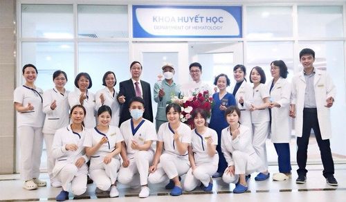 GS.TS.BS Nguyễn Thanh Liêm cùng ê-kíp bác sĩ, điều dưỡng tại Trung tâm cùng chung niềm vui khi có thêm một bệnh nhân được điều trị thành công