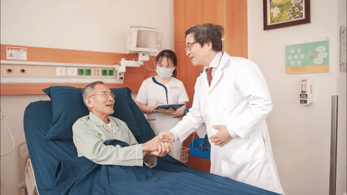 PGS.TS.BS Phạm Đức Huấn kiểm tra sức khỏe cho bệnh nhân Đông
