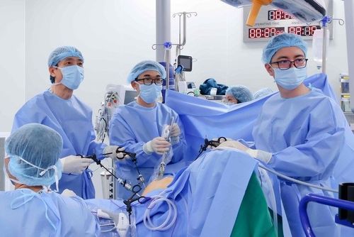 Ê-kíp bác sĩ Vinmec trong phòng phẫu thuật