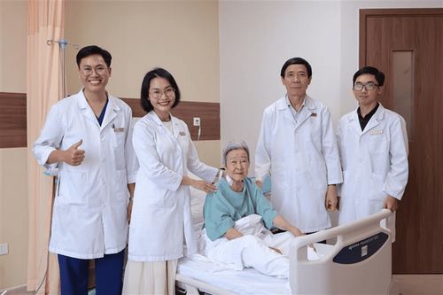 Vinmec Nha Trang phẫu thuật ung thư nội soi cho bệnh nhân lớn tuổi