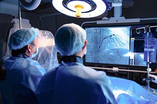 Can thiệp mạch vành với hệ thống thiết bị hiện đại, hỗ trợ đặt stent mạch vành chính xác và an toàn