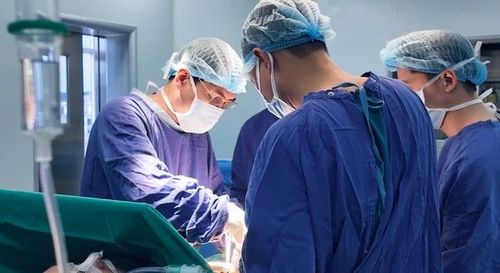 Ê-kíp bác sĩ Vinmec Hạ Long thực hiện phẫu thuật nội soi cứu bệnh nhân người Anh