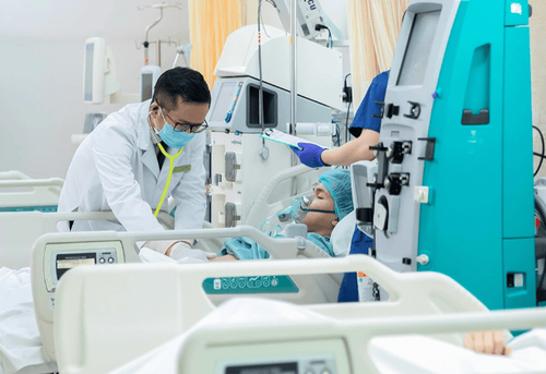 Bác sĩ khoa cấp cứu đang kiểm tra cho bệnh nhân
