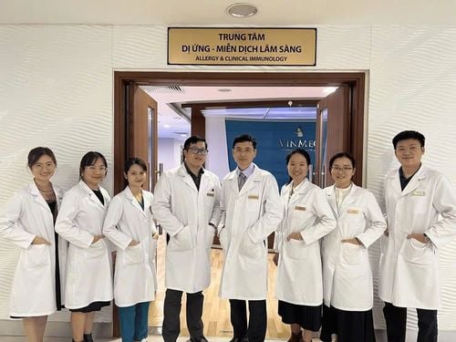 Trao đổi với bác sĩ da liễu để lựa chọn mặt nạ dưỡng da phù hợp, phòng tránh tình trạng dị ứng.