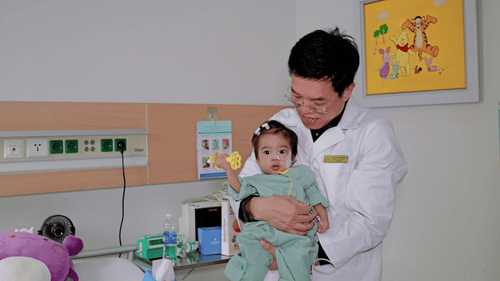 Kỳ tích ghép gan cho bé gái gần 1 tuổi, chỉ nặng 5,3 kg