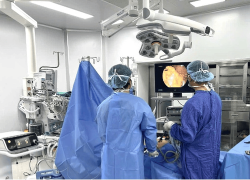 Cắt bán phần dạ dày cứu cụ bà 70 tuổi mắc ung thư