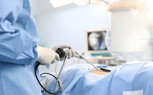 Phẫu thuật là phương pháp điều trị chính trong cả 2 trường hợp bệnh.