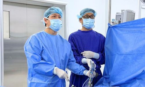 Dr. Truong Dinh Khoi, PhD, Head of the Gastroenterology Department, along with the surgical team at Vinmec Nha Trang, during the operation.