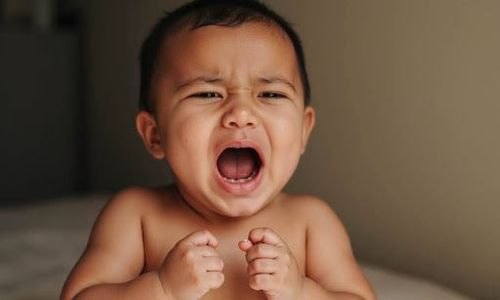 Quấy khóc, cáu gắt kéo dài là một trong những biểu hiện cho thấy trẻ bị dị ứng sữa công thức.
