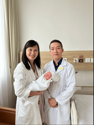 ThS. BS Đinh Thanh Hà - Trưởng khoa Sản phụ khoa, Bệnh viện Đa khoa Vinmec Nha Trang (bên phải) - trực tiếp theo dõi sát sao thai kỳ và dẫn dắt ekip mổ đẻ thành công