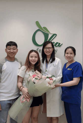 TS. BS Hồ Thị Thanh Tâm tặng hoa chúc mừng gia đình anh Nho và chị Uyên khi kết quả beta HCG xác nhận tin vui mang thai