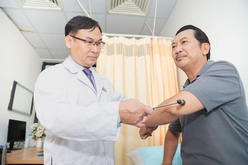 TS.BS Trần Hoàng Ngọc Anh là một trong những bác sĩ phẫu thuật thần kinh - cột sống giỏi ở TP.HCM