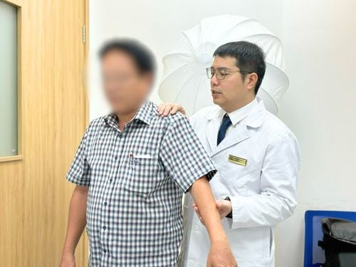 Kỹ thuật nội soi ghép xương “Made in Vietnam” và dấu ấn quốc tế của Tiến sĩ - Bác sĩ Nguyễn Hữu Mạnh