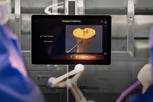 Robot CORI tích hợp công nghệ AI đóng vai trò như “trợ lý” thông minh giúp bác sĩ thực hiện ca mổ đạt độ chính xác cao 