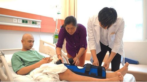 Hành trình vượt ngàn cây số giữ lại đôi chân cho con mắc ung thư xương