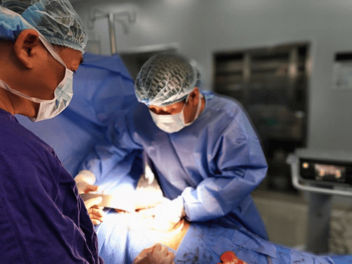 Ê kíp bác sĩ Vinmec Nha Trang phẫu thuật cắt bán phần dạ dày cho cụ bà