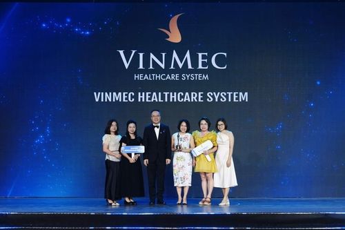 Đại diện Hệ thống Y tế Vinmec nhận danh hiệu “Best Companies to Work for in Asia 2026” tại lễ trao giải HR Asia Awards 2026 diễn ra tối ngày 9/7/2026