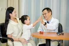 A father whose child underwent a highly complex brain surgery and was successfully saved at Vinmec Phu Quoc.