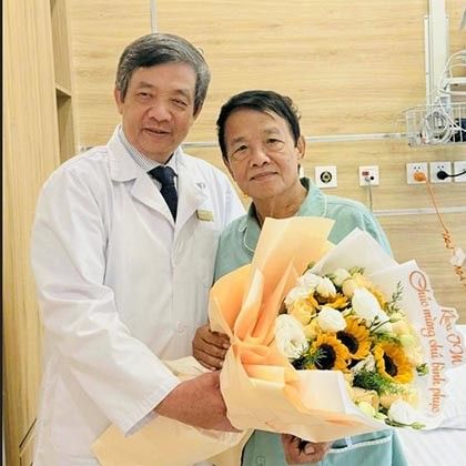 PGS.TS. TTUT. BS Hồ Thượng Dũng thay mặt Trung tâm tim mạch, Bệnh viện Vinmec Central Park tặng hoa chúc mừng nhà báo – nhà thơ Huỳnh Dũng Nhân